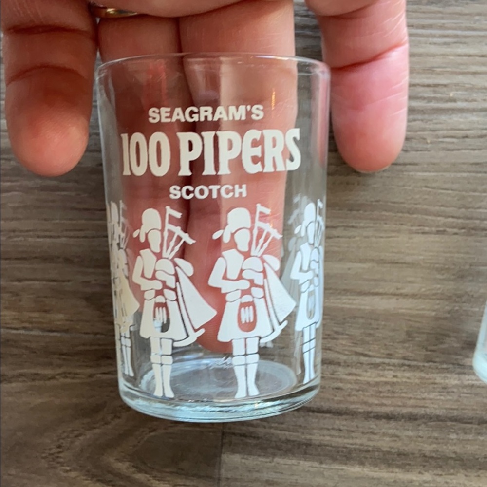 Seagram’s 100 Pipers Scotch 2 shot glasses